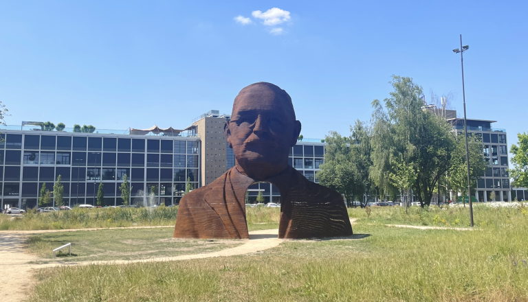 Nieuw Philips standbeeld in Eindhoven 