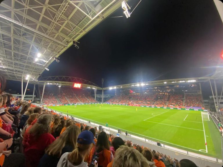 Stadion de Galgenwaard in Utrecht podium voor juichen, uitzwaaien en de oranje sfeer