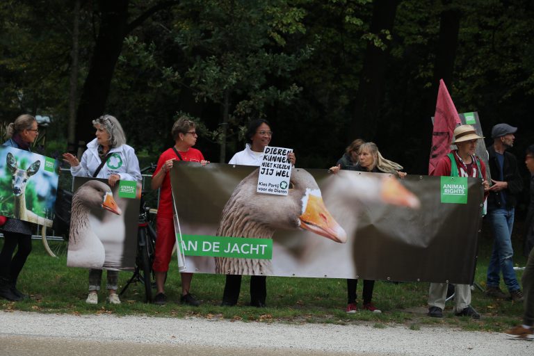 Demonstratie Animal Rights in Den Haag trekt weinig aandacht