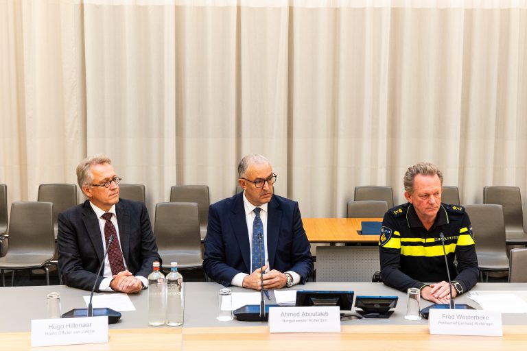 Persconferentie: Twee doden bij dubbele schietpartij Rotterdam, motief nog onduidelijk. “De emoties in de stad zijn erg groot”