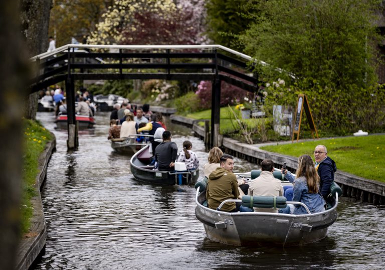 Voorlopig je pinpas niet trekken om Giethoorn te bezichtigen, ook al doet grote broer Venetië het wel