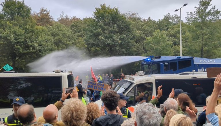 Extinction Rebellion spant rechtszaak aan vanwege inzet waterkanon 