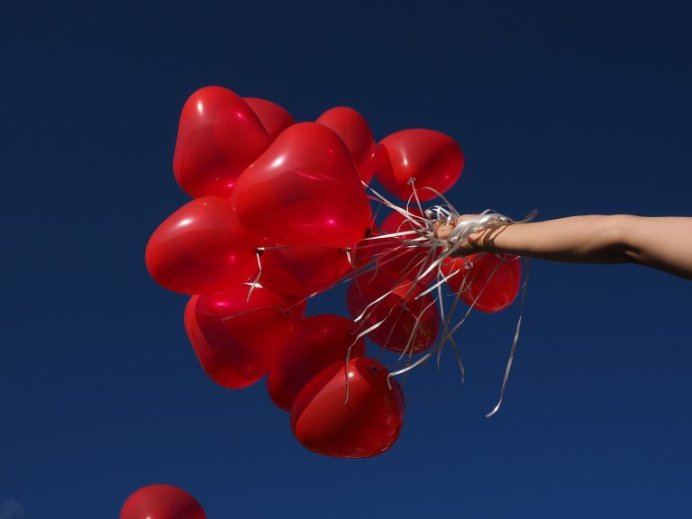 Meerdere gebouwen kleuren vandaag rood op Dress Red Day om bewustzijn te creëren voor hart- en vaatziekten bij vrouwen  