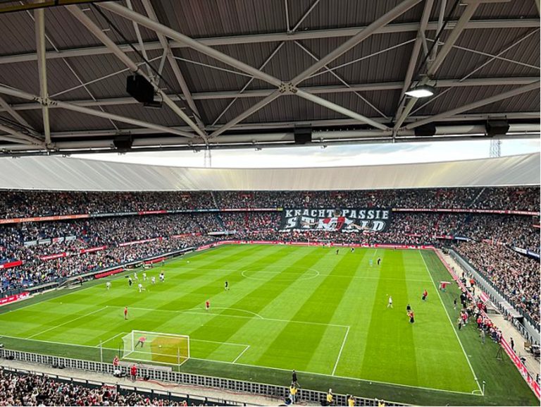 Rotterdamse hotels bereiden zich voor op komst voetbalsupporters: ‘We halen de plantenbakken en fietsen altijd naar binnen’