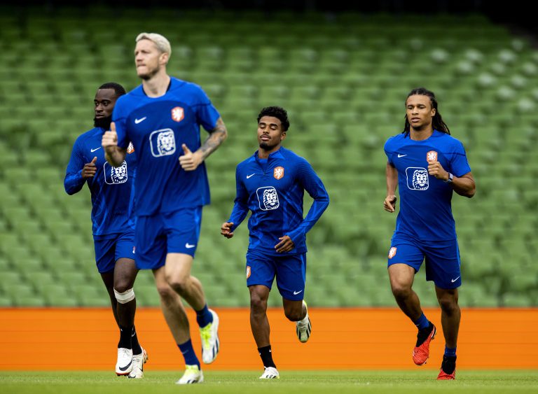 Eerste training van gehavend Nederlands elftal voor cruciale interlandperiode