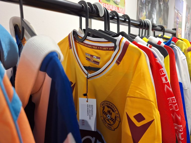 Vintagevoetbalshirts steeds populairder: ’Het is voor veel mensen een vorm van fashion’ 