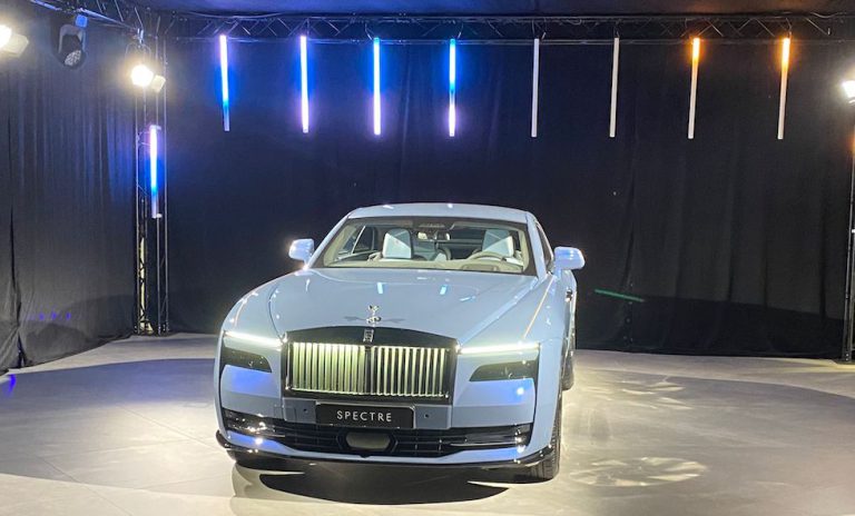 Grootse onthulling en aandacht voor nieuwste Rolls Royce