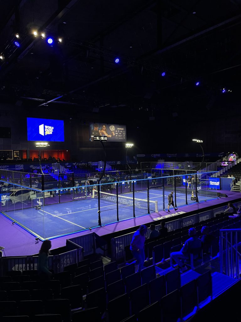 Verhitte padelwedstrijden met duizenden toeschouwers; World Padel Tour Amsterdam van start