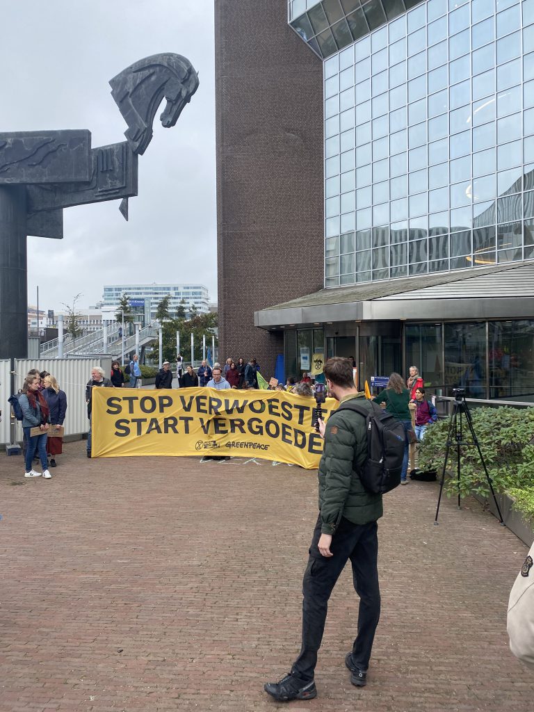 Greenpeace en Extinction Rebellion-demonstranten blokkeren hoofdgebouw Rabobank