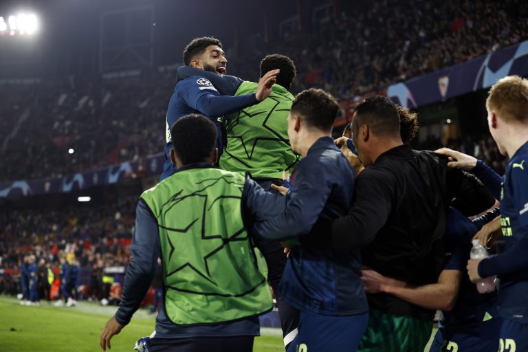 Spectaculaire comeback brengt PSV voor eerst in acht jaar naar knock-out fase Champions League