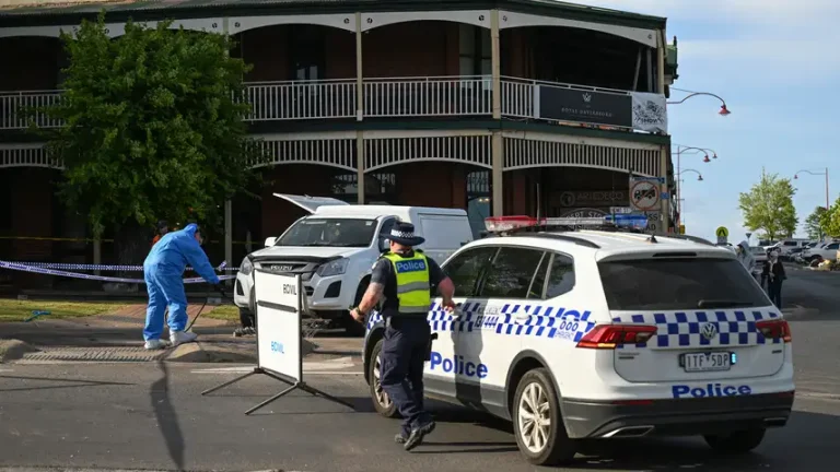 Auto rijdt in op terras Australië