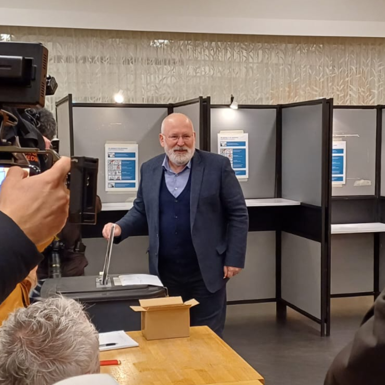 Nagelbijtend wacht Timmermans verkiezingsuitslag af: “Het is de eerste keer deze campagne dat ik slecht geslapen heb.”