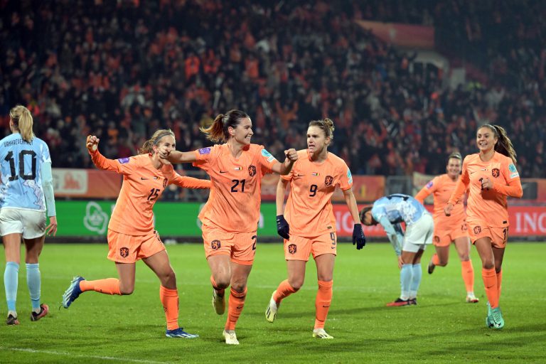 Oranje Leeuwinnen pakken uit op pakjesavond