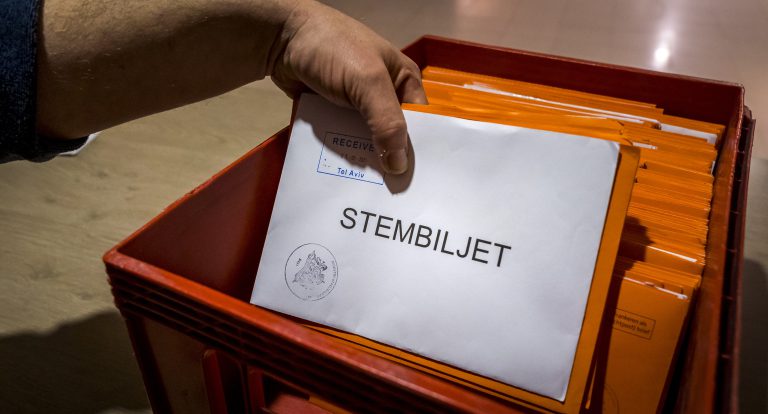 Bijna duizend stemmen uit het buitenland gaan verloren na Tweede Kamerverkiezingen