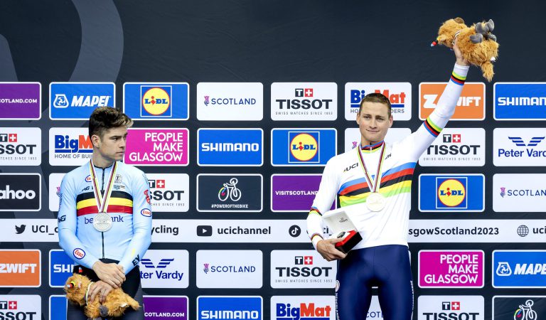 Titanenstrijd gaat door in de modder: Van Aert vs. Van der Poel