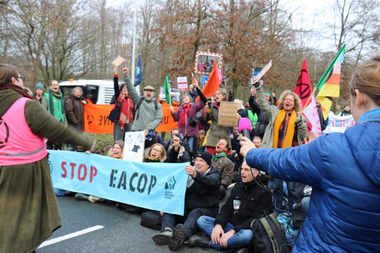 Klimaatactivisten blokkeren kantoor Total Energies: ”Misschien worden ze gemarteld, dat is niet ongebruikelijk.”