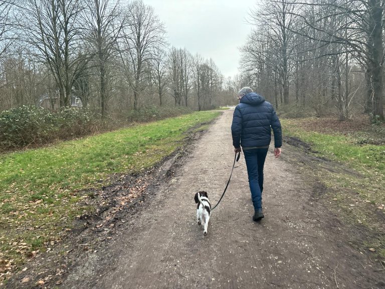 Een hulphond is de redding voor Jan met autisme, maar het wordt niet vergoed