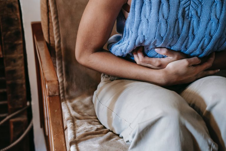 Verkoudheidsklachten tijdens je menstruatie? Dit zijn de oorzaken!