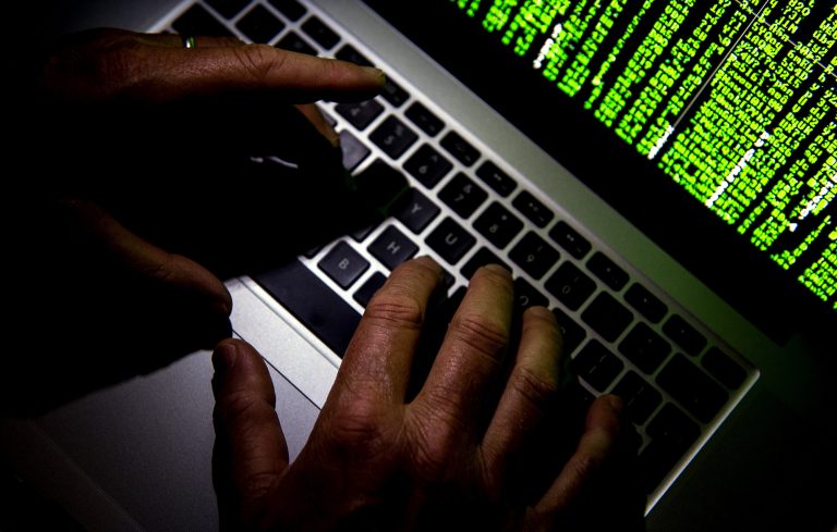 Tienduizenden euro’s gestolen uit pensioenpotje door hackers: ‘Waarom een bank beroven, als je het ook van achter je laptop kan doen’