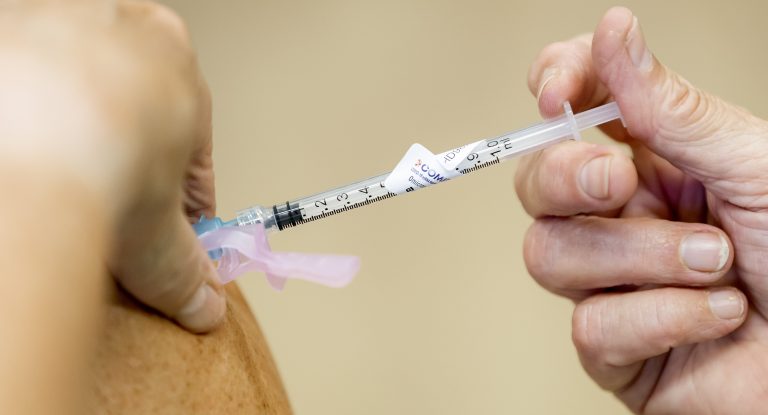 Immunoloog over angst bij vaccinatie: “Als we stoppen met vaccineren hebben we een probleem.”