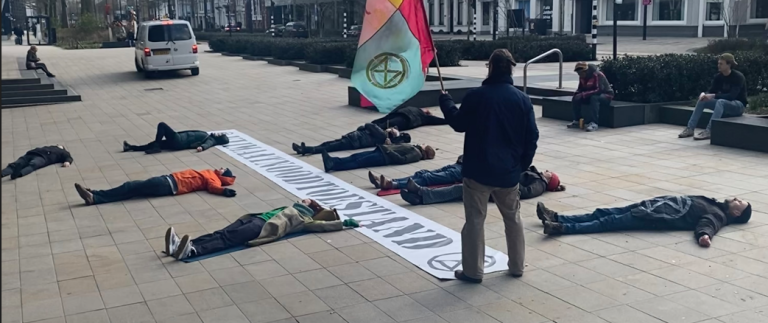 Op de grond liggen voor het klimaat: Extinction Rebellion doet het in Tilburg