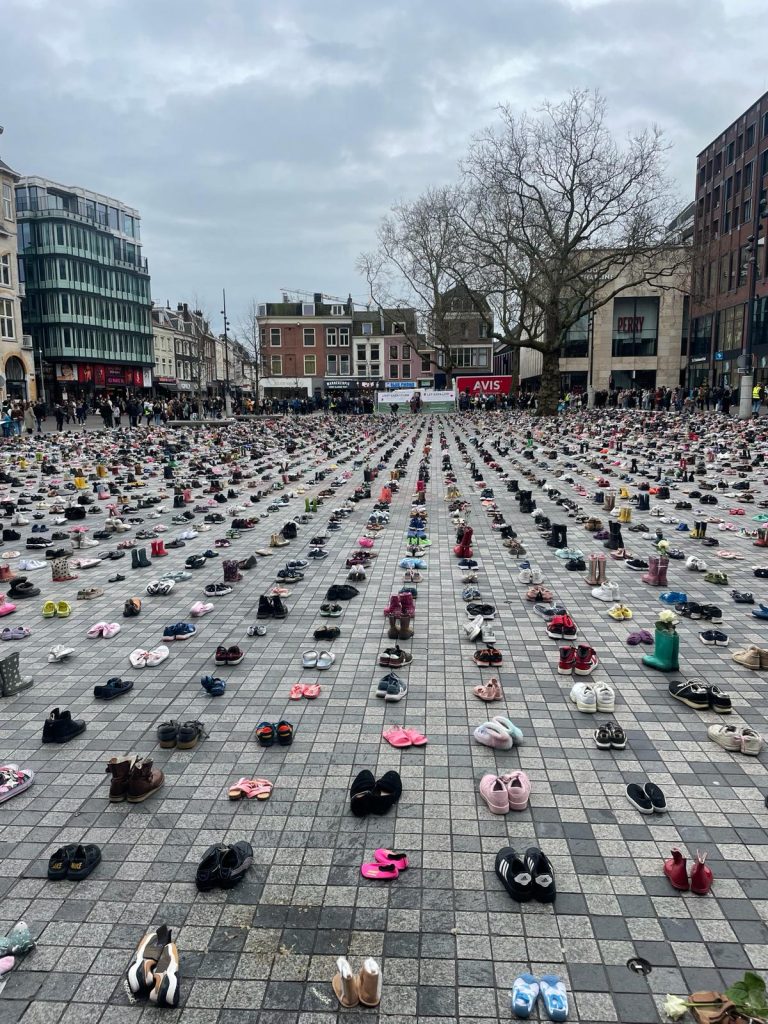 Pleinen gesierd met duizende kinderschoenen als stil protest voor Gaza wekt sympathie