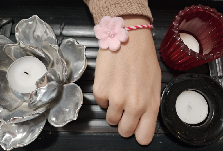 Rood-witte armbandjes; te spotten op straat