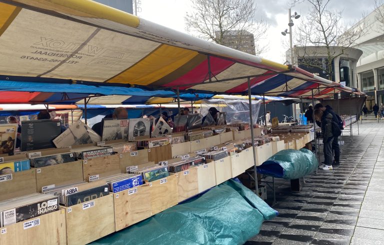 Drukte op de jaarlijkse Tilburgse platenbeurs