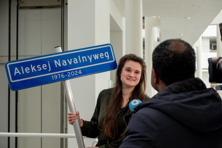 Petitie Navalnyweg overhandigd aan burgemeester: ‘We mogen zijn naam niet vergeten’ 