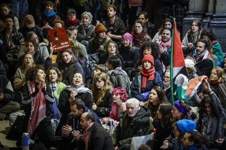 Pro-Palestijnse demonstraties op stations en bij kantoor Booking.com