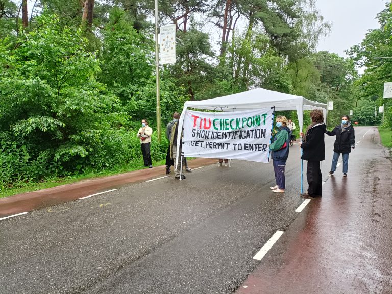 Pro-Palestinademonstranten houden automobilisten bij Tilburg University staande  
