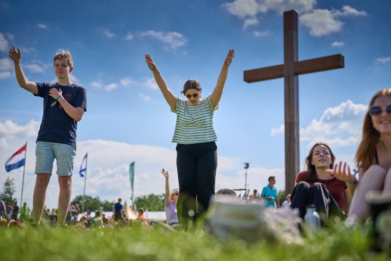 Jongeren en religie: een dalende trend onderzocht