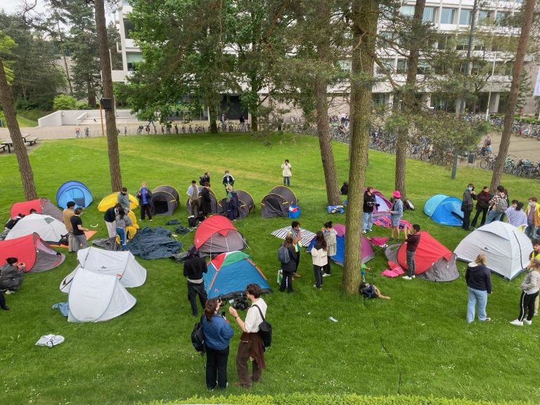 AUDIO | Pro-Palestijnse demonstranten kamperen op campus Tilburg Universiteit