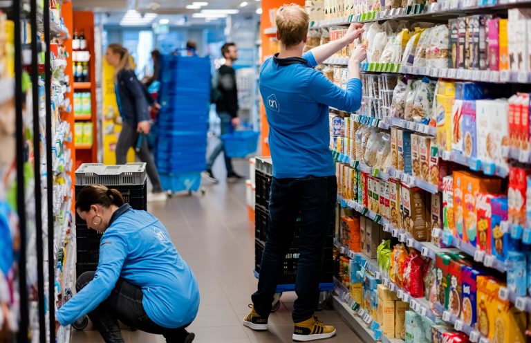 Vakkenvullers incognito: medewerkers supermarkt zonder naamplaatje voor hun veiligheid