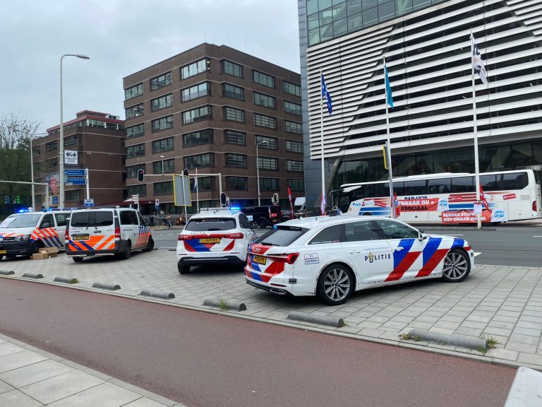 AUDIO | Politieagenten en buschauffeurs protesteren voor ‘eerder stoppen met werken’ wet