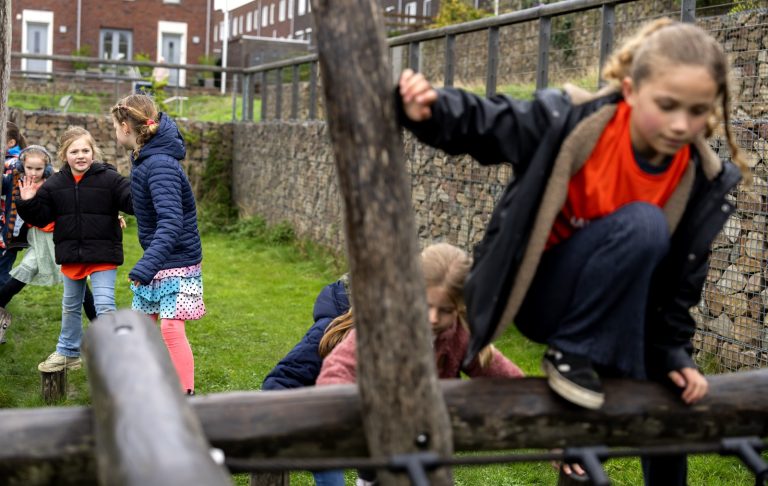 Van speelplein naar scherm: kinderen spelen steeds minder buiten