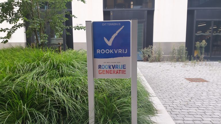 Rokende uniformen in rookvrije zone