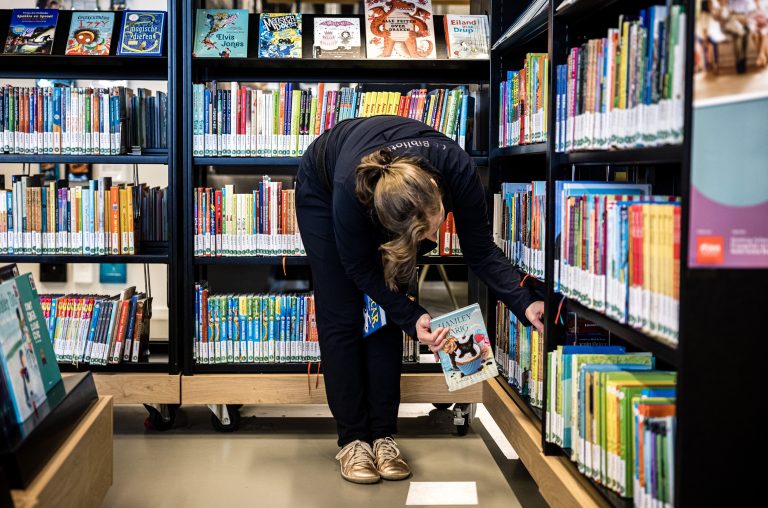 Dalend aantal bibliotheken, maar meer personeel, hoe zit dat?