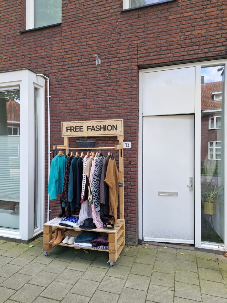 Nieuw initiatief ‘FREE FASHION Kledingkarren’ in Tilburg laten zien dat delen het nieuwe winkelen is