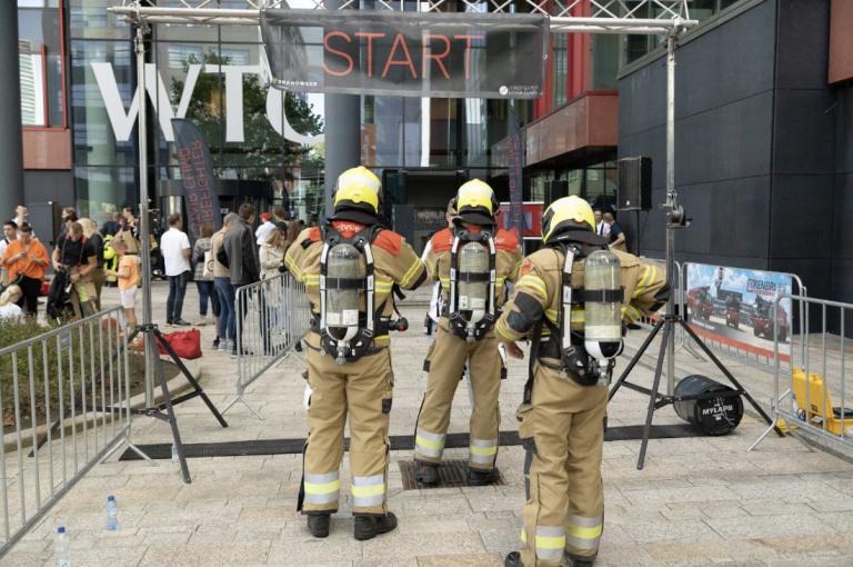 Brandweermannen herdenken 9/11 door trappenloop  