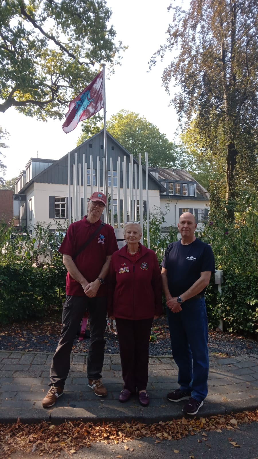 Drie leden van "The Arnhem 1944 Fellowship" (Rechts David Locke, Midden Stephanie Hardie, Links Eric Paap). Fotografie door David Fadaee Outan.