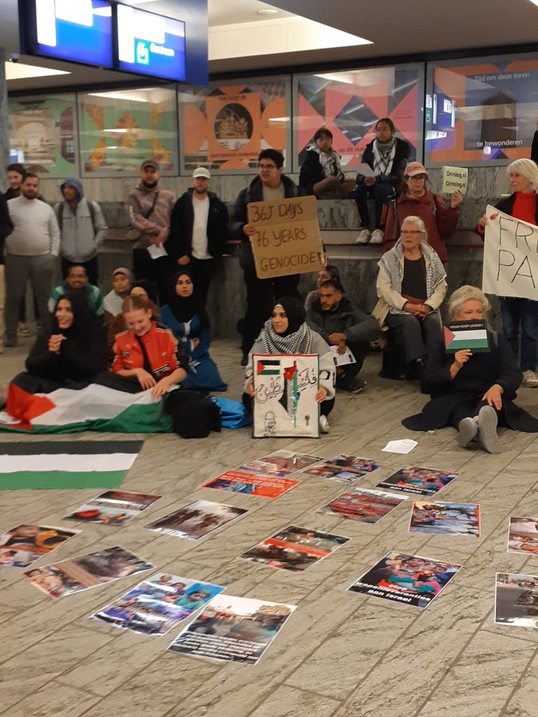 Op Breda Centraal zingen palestijnse demonstranten de menigte toe