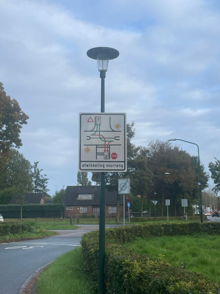 Ingewikkeldste verkeersbord van Nederland: weghalen of niet?