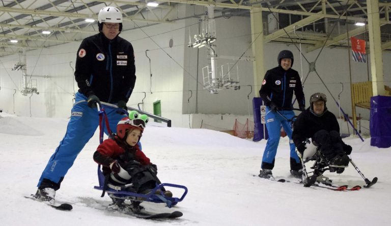 Skilessen voor iedereen: Terneuzen verwelkomt skiërs met een beperking