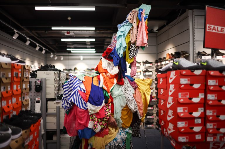 Fastfashion zorgt ervoor dat er minder gerecycled kan worden: “Mijn oproep is om meer kwalitatieve kleding te kopen”