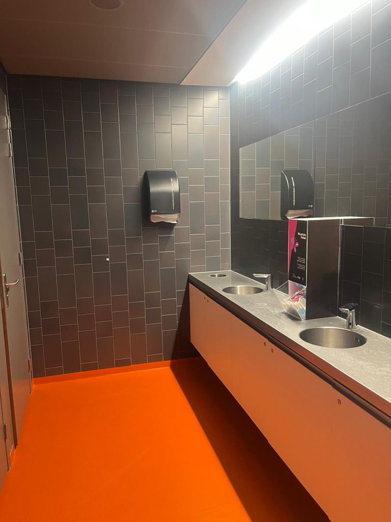 Dakloze wast zichzelf in wastafel van wc’s in MindLabs