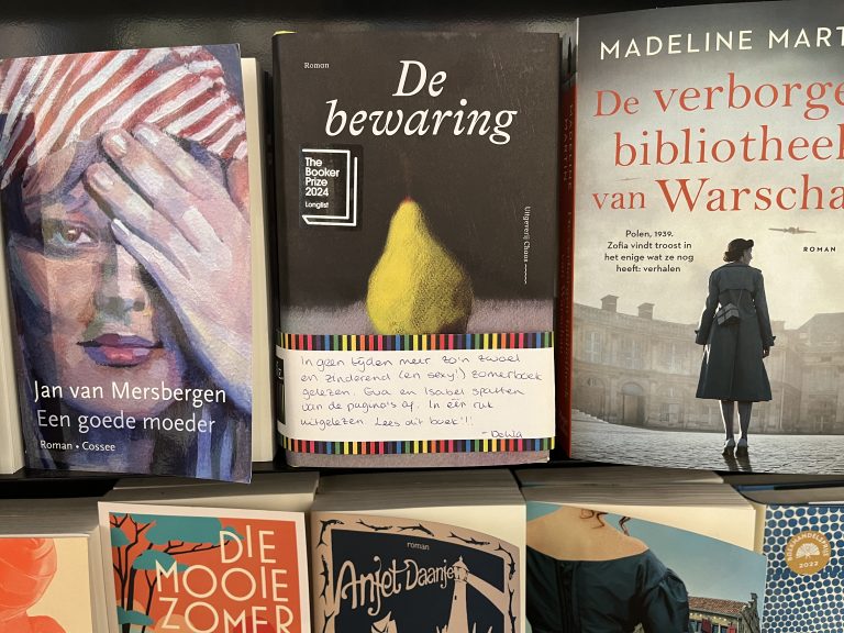 Boekhandel Goirle concurreert met online reuzen door handgeschreven aanbevelingen: “Mensen missen het persoonlijk advies”