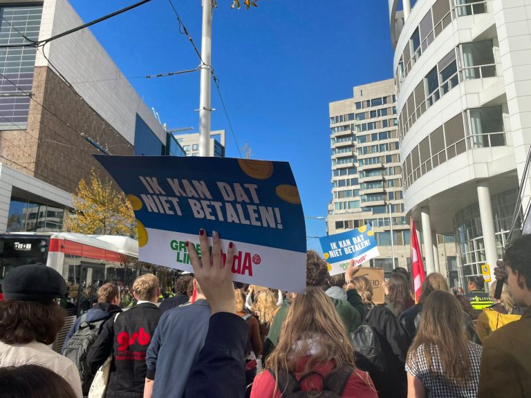 “De groeten met je boete!”; 2000 studenten marsen door Den Haag 