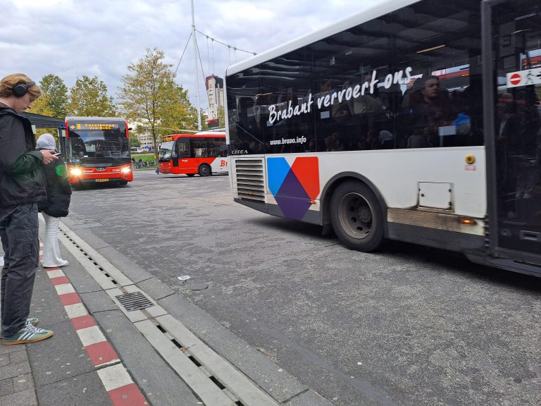 Toegankelijkheid voor blinden op de kaart: delen van Eindhoven Centraal krijgen make-over