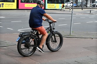 ‘’Iedereen op een e-bike zou een helm moeten dragen’’